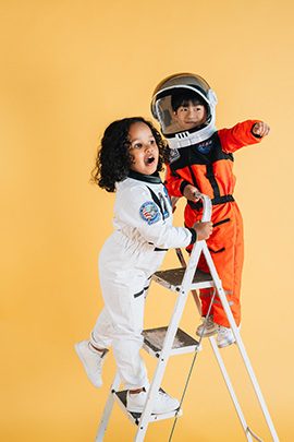 enfants rêveurs en astronautes sur une échelle parentalité coaching la maison larimar