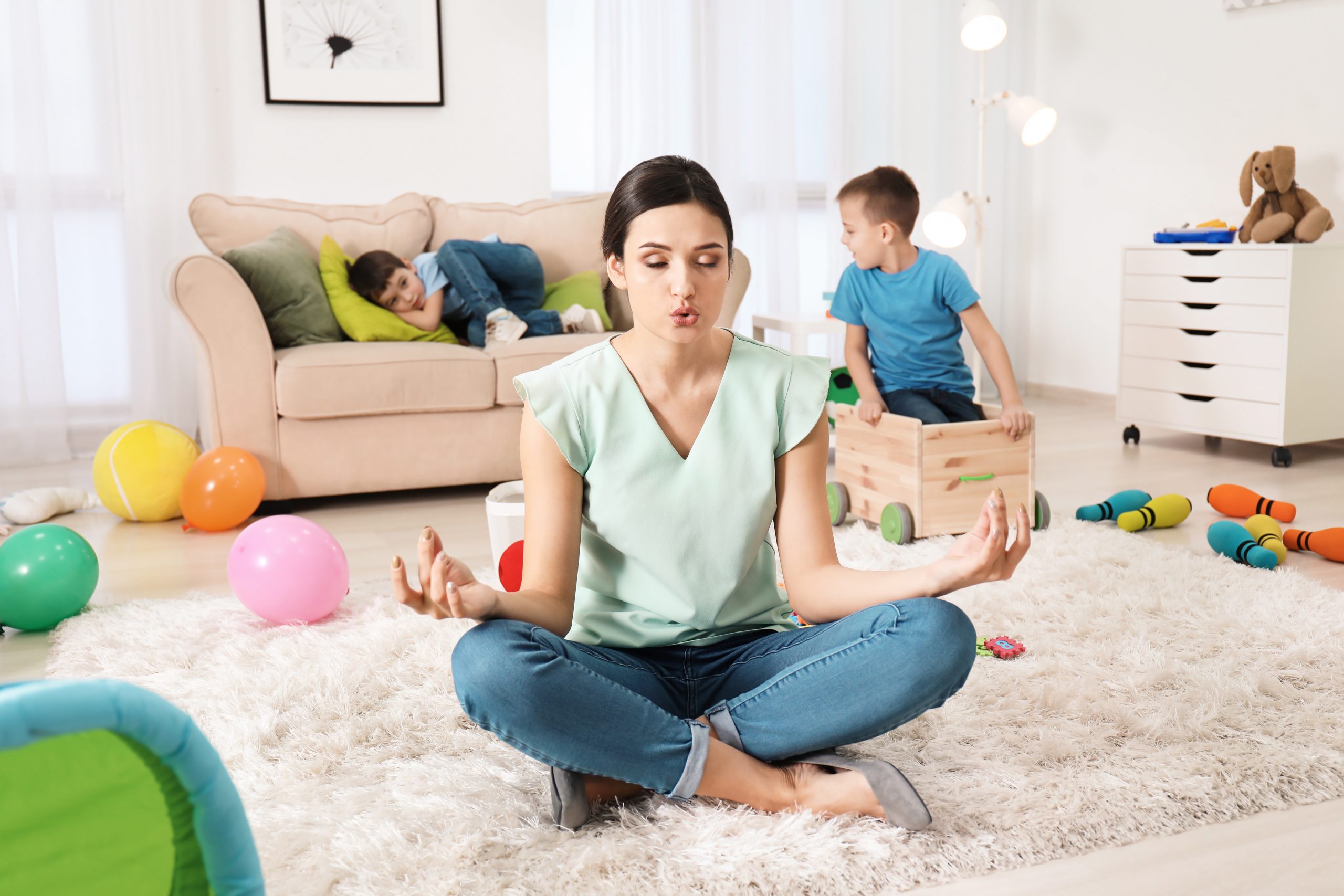 Mère fait du yoga enfants agités relation et coaching parental coaching la maison larimar